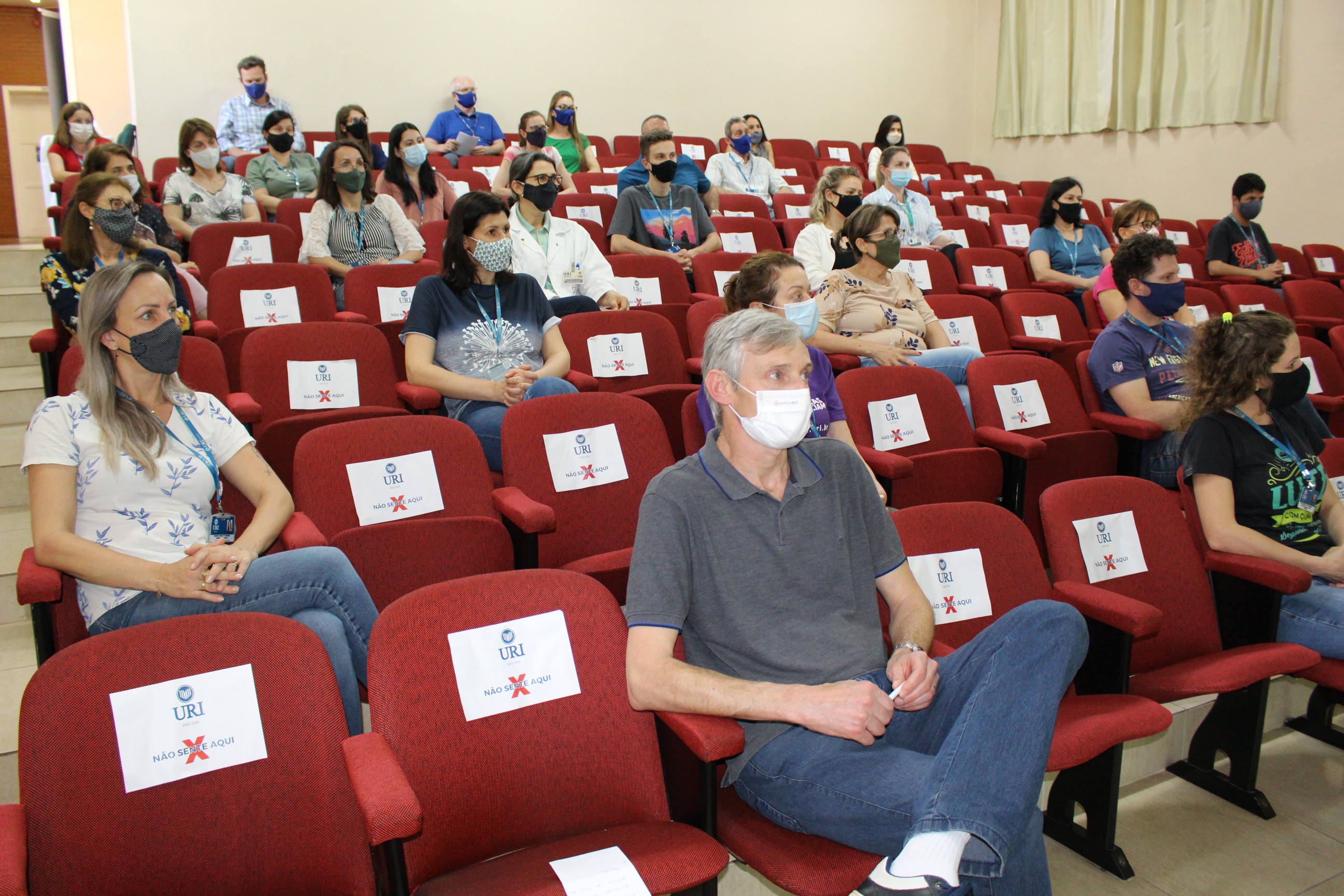 Ir para  <p><big>Comer bem para viver melhor. Esta foi a tem&aacute;tica da palestra de abertura da SIPAT (Semana Interna de Preven&ccedil;&atilde;o de Acidentes do Trabalho) da URI, realizada nesta segunda-feira, 27, de forma...