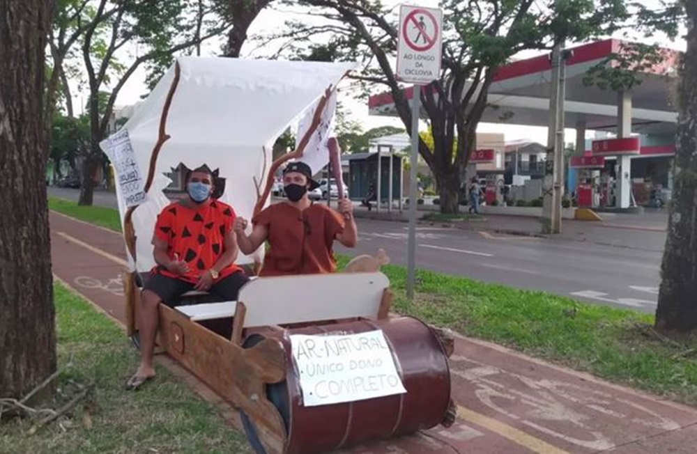 Ir para  <p><big>Uma fam&iacute;lia circulou por Maring&aacute;, no norte do Paran&aacute;, na segunda-feira (1&ordm;), em um carro dos Flinststones para protestar contra o pre&ccedil;o dos combust&iacute;veis....