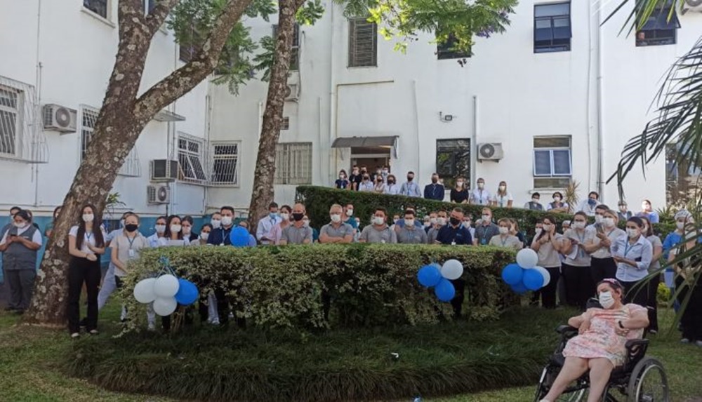 Ir para  <p><big>Como forma de homenagear os profissionais do Hospital de Caridade de Erechim, que cuidaram da sua sa&uacute;de, em meados de 2021, quando esteve internado em raz&atilde;o da covid-19, o m&uacute;sico Ivan Vargas,...