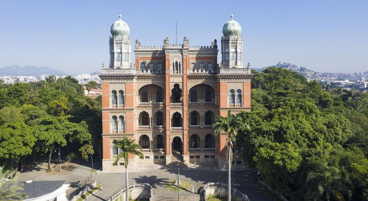 Ir para  <p>A Ag&ecirc;ncia Nacional de Vigil&acirc;ncia Sanit&aacute;ria (Anvisa) aprovou a inclus&atilde;o na fabrica&ccedil;&atilde;o da vacina contra covid-19 da Funda&ccedil;&atilde;o Oswaldo Cruz (Fiocruz) com o...