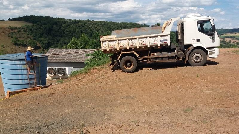 Ir para  <p><big>A estiagem segue atingindo de maneira impactante a regi&atilde;o norte do Rio Grande do Sul. Em Severiano de Almeida, a prefeitura tem feito grande esfor&ccedil;o para atender a demanda de fam&iacute;lias do meio...