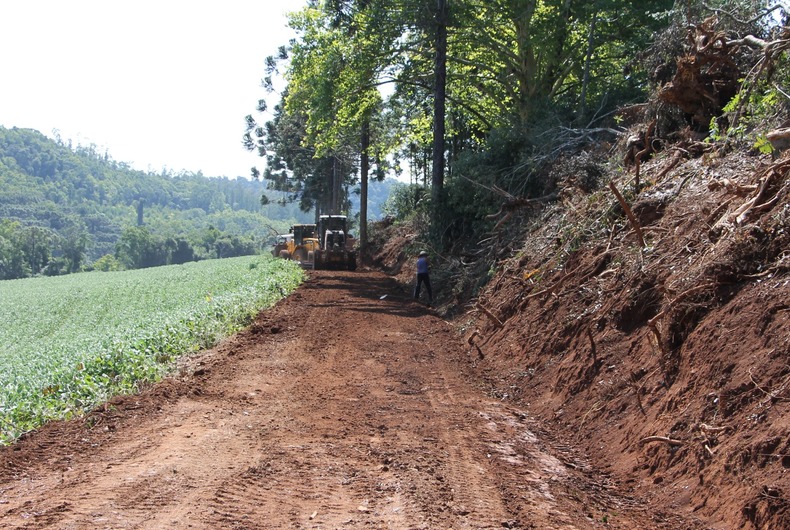 Ir para  <p><big><span dir="auto">A Secretaria Municipal de Obras realizou a limpeza e patrolamento da estrada que liga a Linha S&atilde;o Pedro at&eacute; a Linha Monte Claro....