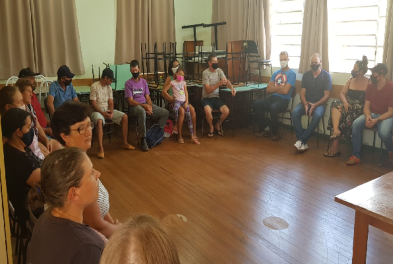 Ir para  <p><big>A Secretaria de Agricultura e Meio Ambiente promoveu uma reuni&atilde;o com as agroind&uacute;strias e produtores de hortali&ccedil;as e frutas, visando abastecer o Programa...