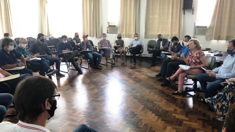 Ir para  <p><big>A secret&aacute;ria da Agricultura, Pecu&aacute;ria e Desenvolvimento Rural, Silvana Covatti, recebeu nesta ter&ccedil;a-feira (22) representantes de entidades de agricultores familiares para conversar sobre...