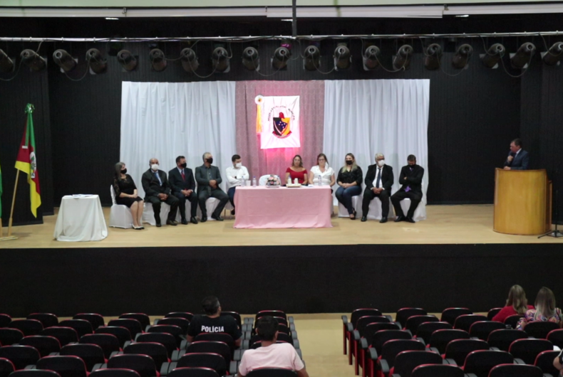 Ir para  <p><big>Na noite do dia 08/03, Dia Internacional da Mulher, aconteceu no Anfiteatro Municipal a Sess&atilde;o Solene da C&acirc;mara de Vereadores em homenagem &agrave;s Ex-Vereadoras do Munic&iacute;pio de...
