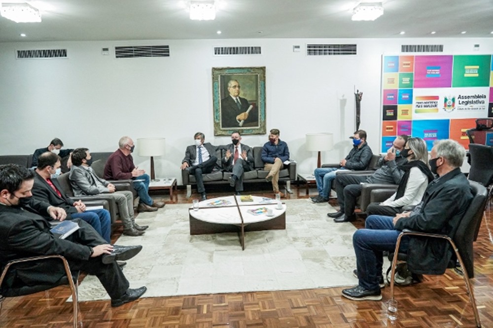 Ir para  <p><big>Uma comitiva da Associa&ccedil;&atilde;o Ga&uacute;cha de R&aacute;dios Comunit&aacute;rias &ndash; Abra&ccedil;o RS &ndash; esteve ontem (31) numa audi&ecirc;ncia com o presidente da...