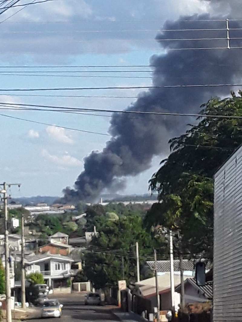 Ir para  <p><big>Um inc&ecirc;ndio em uma empresa da &aacute;rea industrial de Erechim assustou a comunidade erechinense na tarde desta segunda-feira (18). Por volta de 16h30 bombeiros forma acionados para atender a um...
