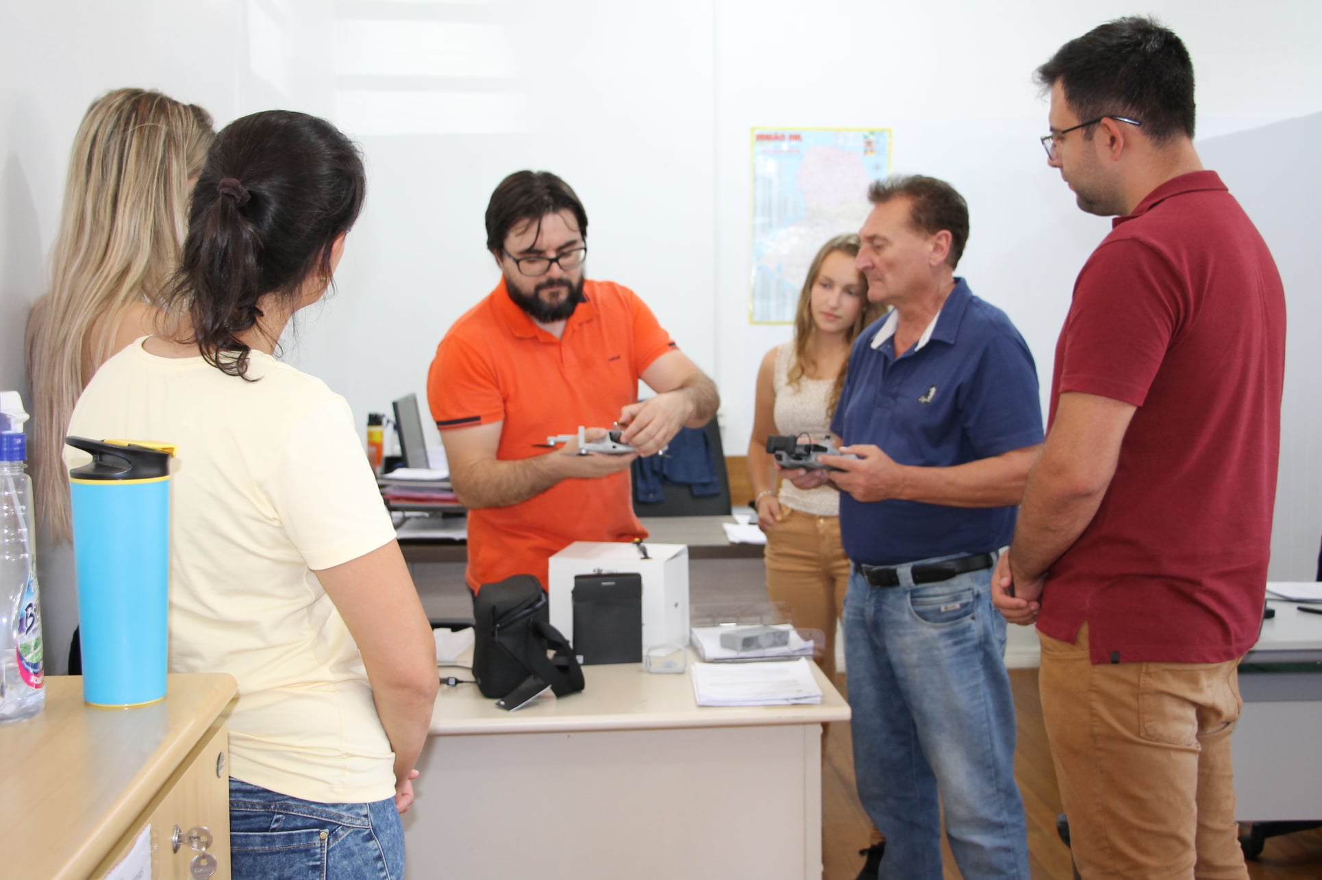 Ir para  <p><big>A Prefeitura de Viadutos, atrav&eacute;s da Secretaria de Agricultura, adquiriu um drone (ve&iacute;culo a&eacute;reo n&atilde;o tripulado e controlado remotamente)....