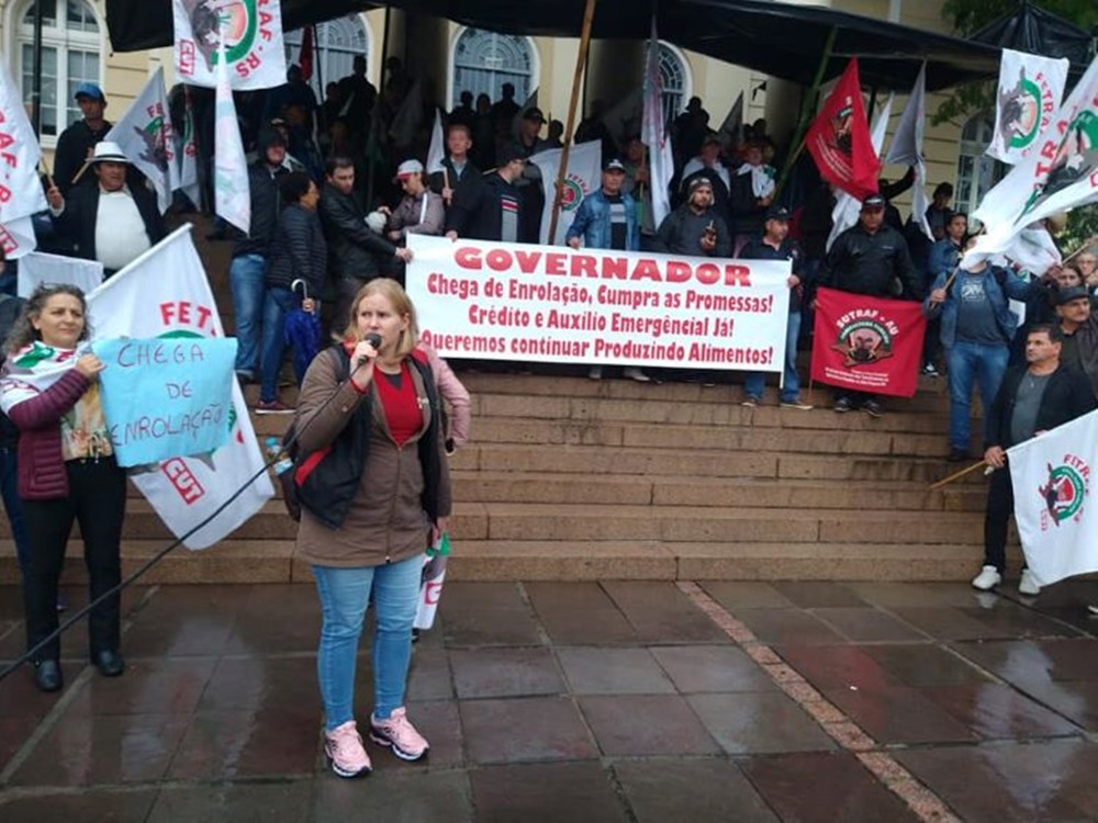 Ir para  <p><big>Cerca de 700 agricultores familiares e camponeses ocuparam, na manh&atilde; desta quarta-feira (4), a entrada da&nbsp;Secretaria Estadual da Fazenda, em Porto Alegre, para cobrar do governo do Rio Grande do...