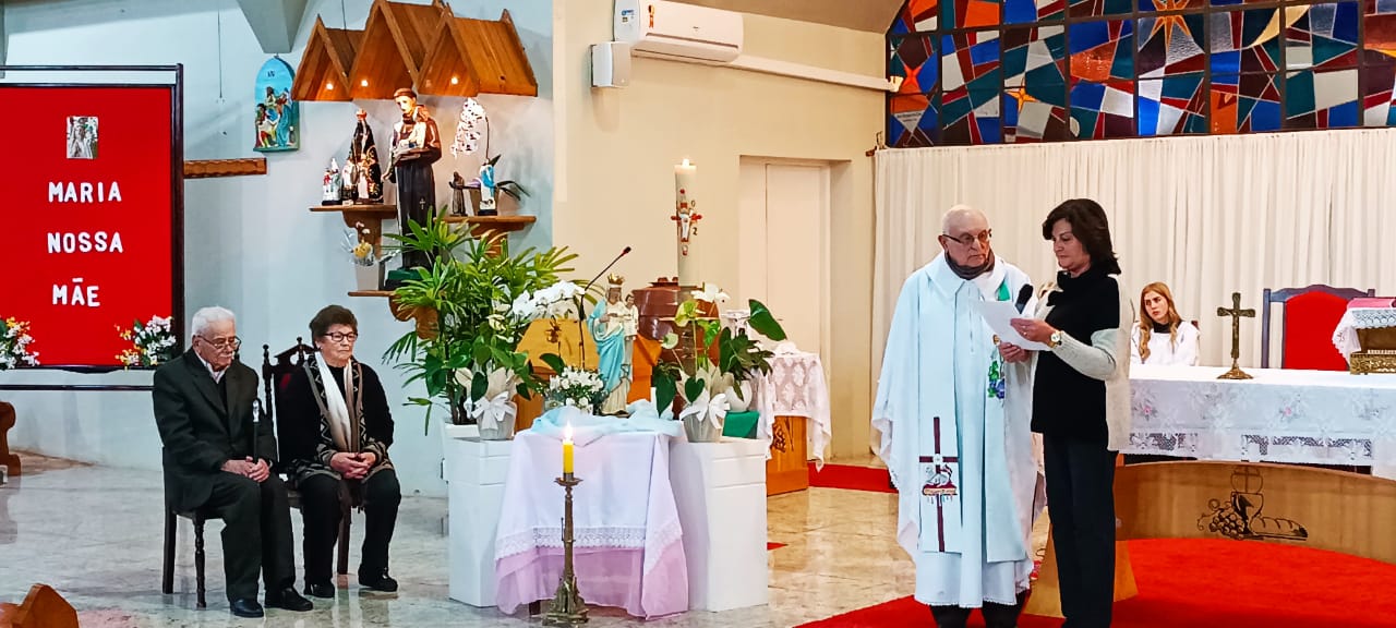 Ir para  <p><big>Na comemora&ccedil;&atilde;o dos 88 anos da Par&oacute;quia Sagrado Cora&ccedil;&atilde;o de Jesus de Viadutos, o P&aacute;roco Waldemar, o Conselho Econ&ocirc;mico e os festeiros da festa do...