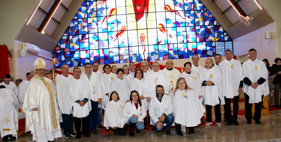 Ir para  <p><big>Na festa do padroeiro Sagrado Cora&ccedil;&atilde;o de Jesus e do co-padroeiro Santo Antonio, neste domingo, solenidade da Sant&iacute;ssima Trindade, Dom Adimir Antonio Mazali ordenou Di&aacute;cono Permanente...