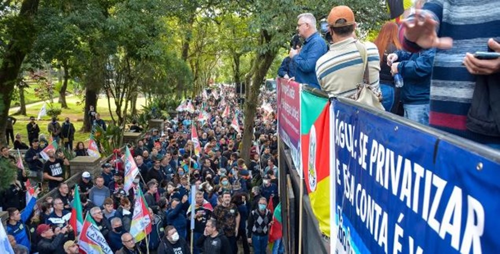 Ir para  <p><big>Mais de 5 mil pessoas de cerca de 30 movimentos sociais de diversas partes do Estado integraram uma manifesta&ccedil;&atilde;o contr&aacute;ria &agrave; privatiza&ccedil;&atilde;o da Corsan nesta...