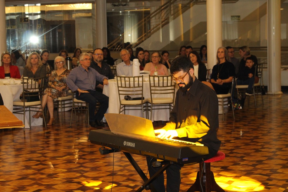 Ir para  <p><big>O Coro da URI Erechim realizou neste domingo &agrave; tarde, 10, no Clube do Com&eacute;rcio, o 2&ordm; Ch&aacute; Musical, que teve a presen&ccedil;a de 200 pessoas. Foi um encontro onde o grupo mostrou...