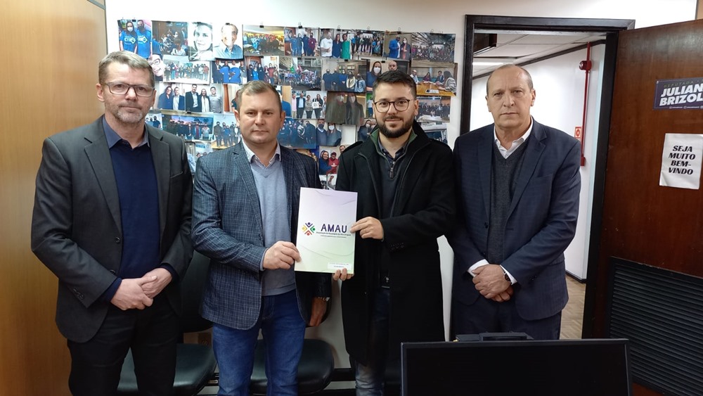 Ir para  <p><big>Na semana que se passou, o Prefeito Leandro M&aacute;rcio Puton esteve visitando a Assembleia Legislativa, representando a AMAU, juntamente com os colegas Prefeitos Irineu (Prefeito de Mariano Moro) e Jorge (Prefeito de...