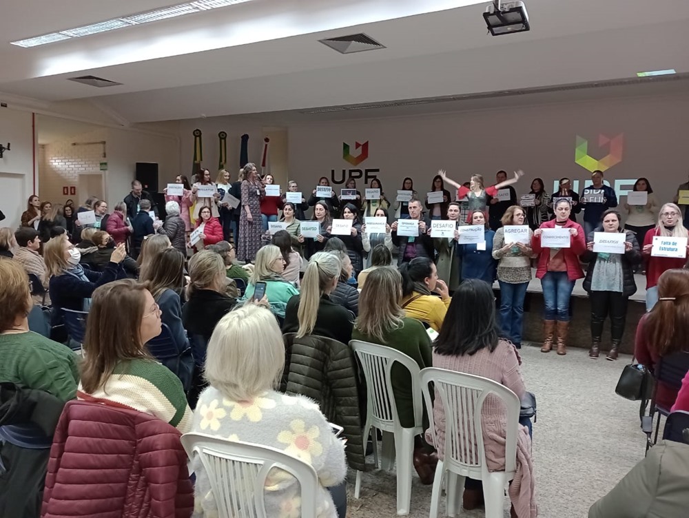 Ir para  <p><big>Nesta ter&ccedil;a-feira (9), foi realizada a segunda etapa do Semin&aacute;rio Regional do Ensino M&eacute;dio Ga&uacute;cho. O evento aconteceu na cidade de Passo Fundo e reuniu representantes das...