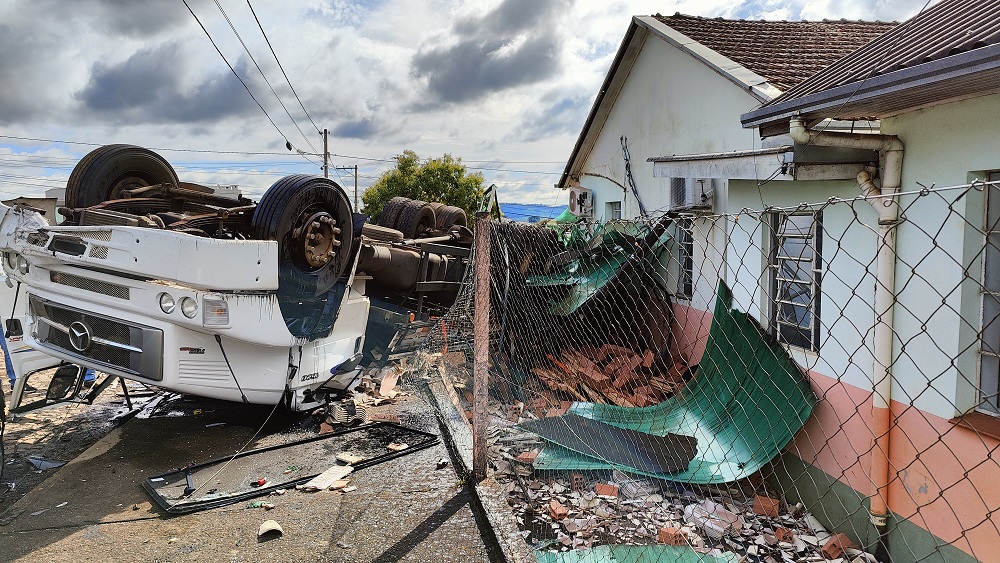 Ir para  <p><big>Caminh&atilde;o de empresa de constru&ccedil;&atilde;o de casas pr&eacute;-moldadas, do munic&iacute;pio de Gravata&iacute; RS, que se deslocava at&eacute; cidade de Viadutos, perdeu os freios, na...