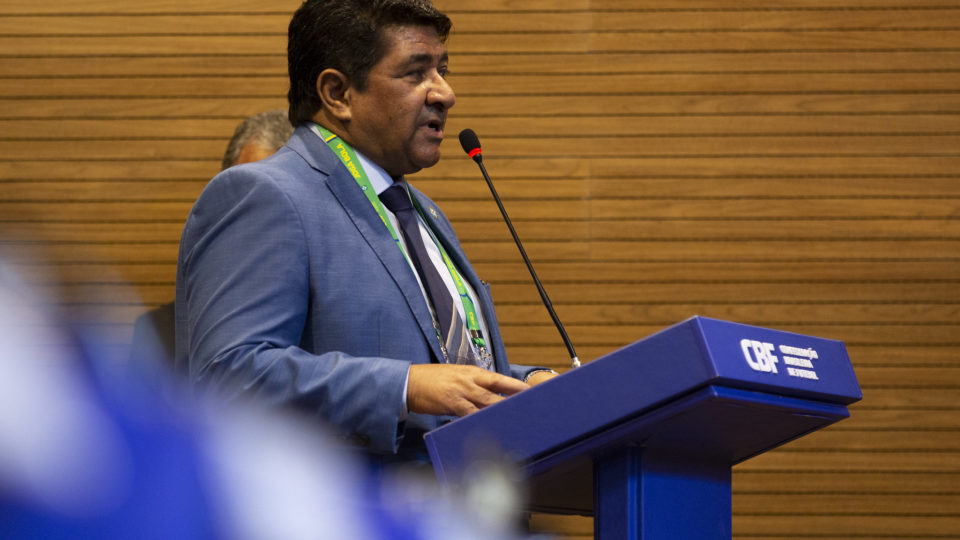 Ir para  <p><big>A CBF ir&aacute; propor aos clubes do futebol brasileiro que haja a perda de um ponto na tabela de classifica&ccedil;&atilde;o para cada caso de racismo envolvendo os times a partir do pr&oacute;ximo ano. A...