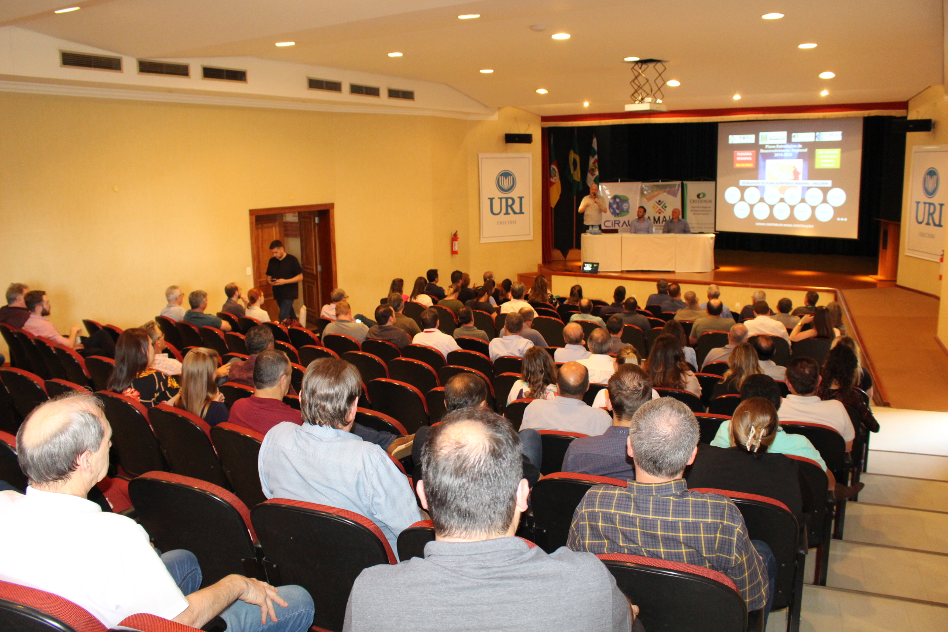 Ir para  <p><big>A comunidade regional, atrav&eacute;s de suas lideran&ccedil;as, iniciou nesta quarta-feira &agrave; tarde, 26, no Audit&oacute;rio da URI Erechim, mais uma etapa da mobiliza&ccedil;&atilde;o conjunta...