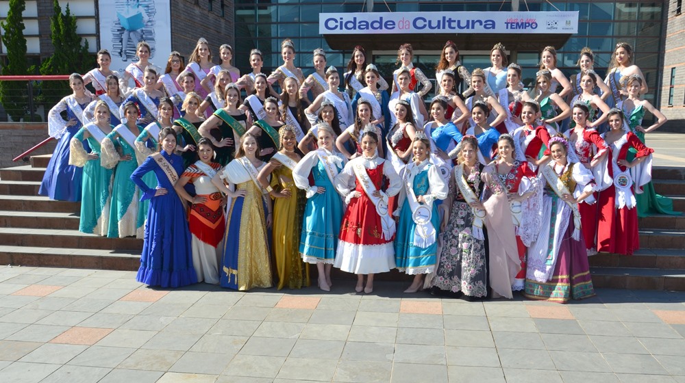 Ir para  <p><big>Rainhas e Princesas de 17 munic&iacute;pios da regi&atilde;o da AMAU participaram do 1&ordm; Encontro das Soberanas do Alto Uruguai realizado na tarde desta quinta-feira, 17, na Sala Multiuso da Cidade da Cultura,...