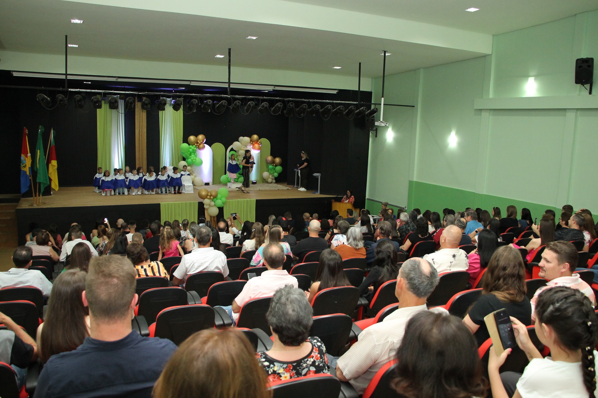 Ir para  <p><big>As noites dos dias 24 e 25 de novembro, no Anfiteatro Municipal, foram iluminadas e significativas para as turmas de formandos da pr&eacute;-escola B da Escola Municipal de Educa&ccedil;&atilde;o Infantil...