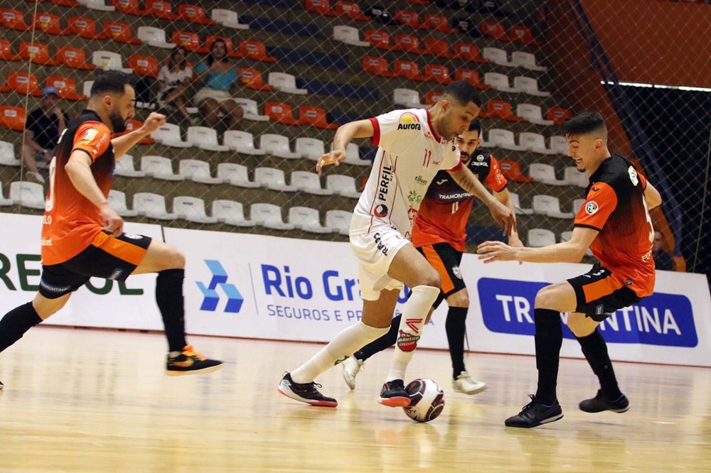 Ir para  <p><big>O primeiro jogo da final do Campeonato Ga&uacute;cho de Futsal reservou um importante resultado ao time do Atl&acirc;ntico. Diante da ACBF, na cidade de Carlos Barbosa, o Galo empatou em 2 a 2 neste domingo,...