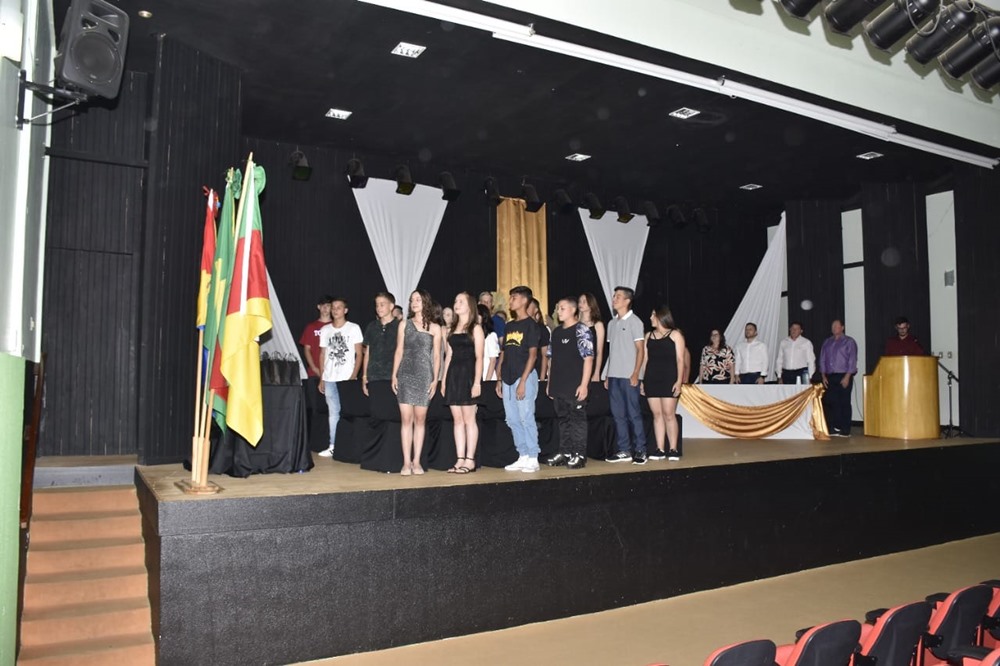 Ir para  <p><big>A noite do dia 16/12, foi especial para os 23 estudantes do 9&ordm; ano I e II da Escola Municipal de Ensino Fundamental Viadutos, que protagonizaram a cerim&ocirc;nia de conclus&atilde;o do Ensino Fundamental. A...