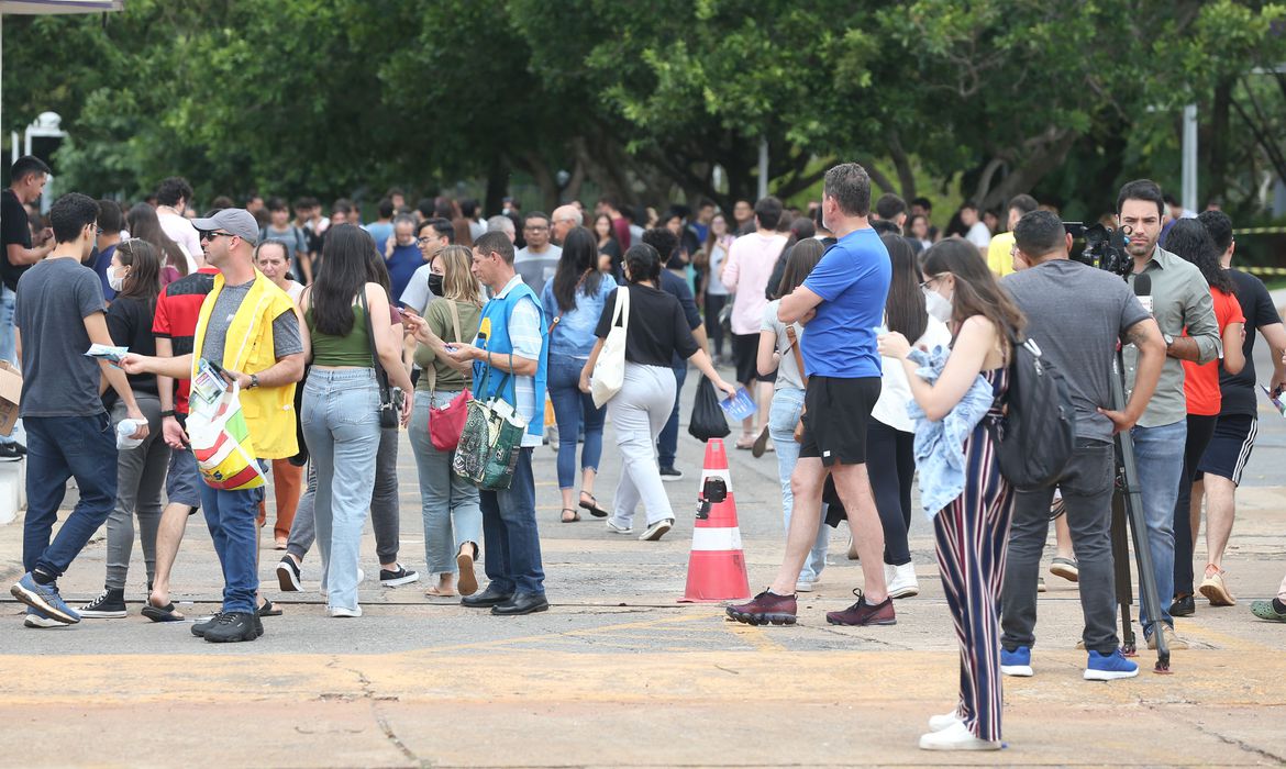 Ir para  <p>O Instituto Nacional de Estudos e Pesquisas Educacionais An&iacute;sio Teixeira (Inep) reaplica hoje (10) e amanh&atilde;&nbsp;as provas do Exame Nacional do Ensino M&eacute;dio (Enem) 2022. A medida vale para 3,2 mil...