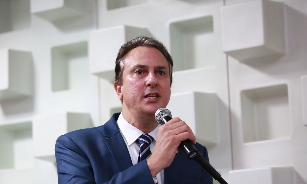Ir para  <p>O piso nacional dos professores subir&aacute; para R$ 4.420,55 em 2023, um reajuste de 15% em rela&ccedil;&atilde;o ao piso do ano passado, que era de R$ 3.845,63. A portaria com o novo valor foi assinada hoje (16)...