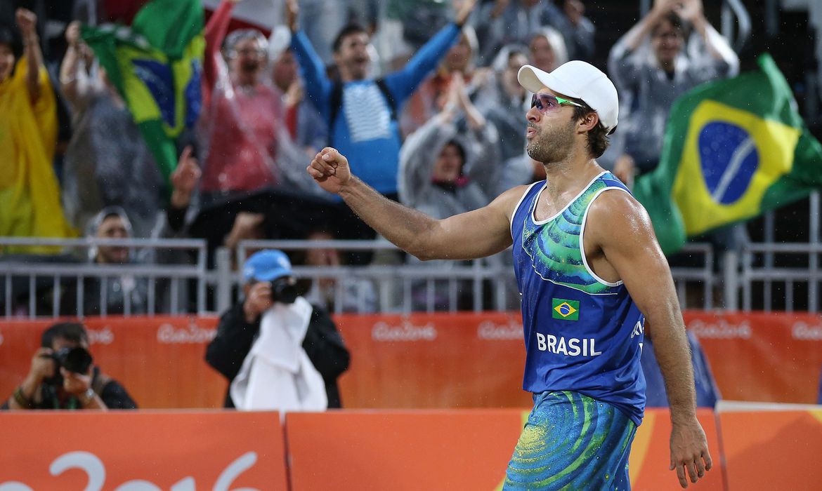 Ir para  <p>O jogador de v&ocirc;lei de praia Bruno Schmidt, de 36 anos, anunciou a aposentadoria neste domingo (22), durante entrevista ao programa&nbsp;<em>Globo Esporte,</em>&nbsp;da TV Globo. Campe&atilde;o...