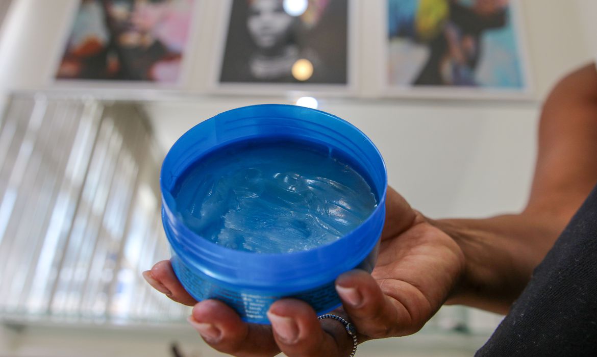 Ir para  <p>Ap&oacute;s relatos de clientes com diversos problemas de sa&uacute;de, a Ag&ecirc;ncia Nacional de Vigil&acirc;ncia Sanit&aacute;ria (Anvisa) anunciou a restri&ccedil;&atilde;o e o recolhimento de pomadas...