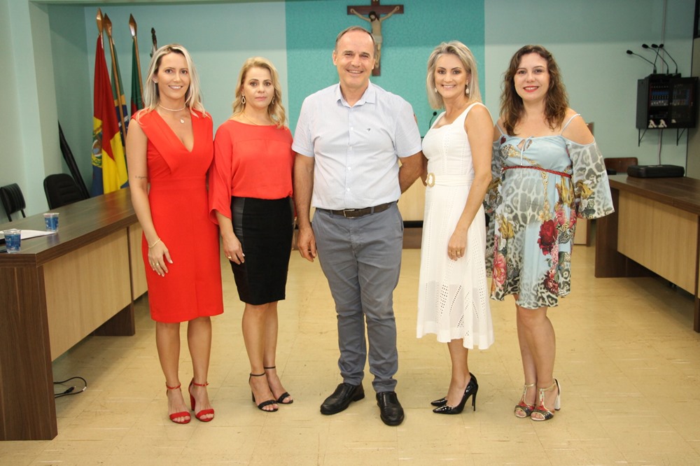 Ir para  <p><big>Enquanto o Prefeito Claiton e o Vice-Prefeito Andr&eacute; recepcionaram os demais Prefeitos no Sal&atilde;o Social para a Assembleia Geral Ordin&aacute;ria de Elei&ccedil;&atilde;o e Posse da nova...