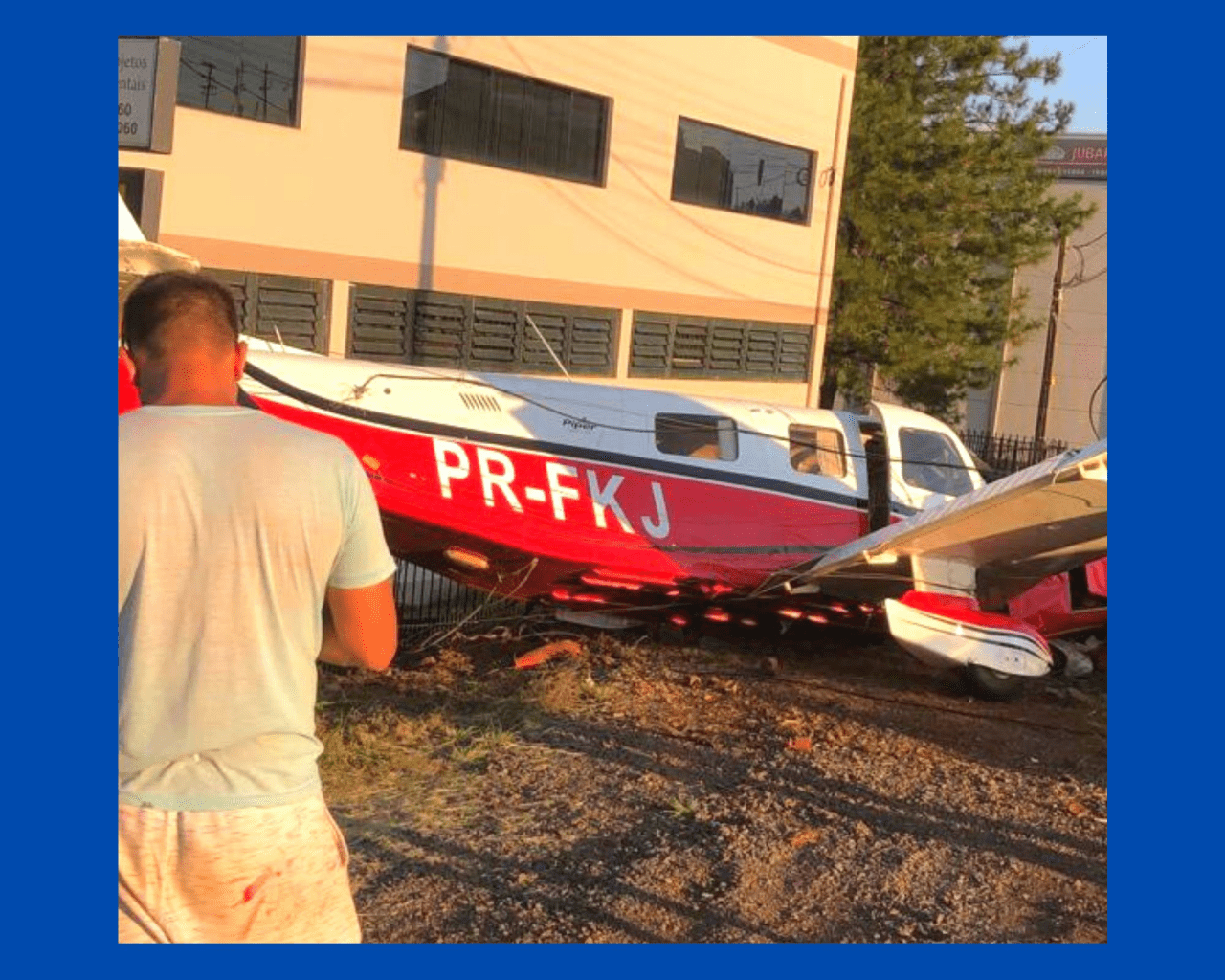 Ir para  <p>No final da tarde desta quarta-feira (8), um avi&atilde;o caiu na Av. Caldas J&uacute;nior, em Erechim, nas proximidades da Frinape.&nbsp;</p>

<p>A queda foi ao lado da empresa Jubar&eacute;...
