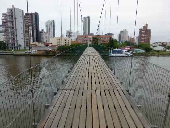 Ir para  <p>Uma ponte p&ecirc;nsil que liga os munic&iacute;pios de Torres (RS) e Passo de Torres (SC) teve parte de sua estrutura rompida. De acordo com a prefeitura da cidade ga&uacute;cha, o acidente aconteceu por volta das 2h20...