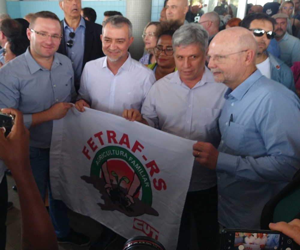 Ir para  <p><big>Agricultores de todo o Rio Grande do Sul comemoram, nesta quinta-feira, 23 de fevereiro, as medidas anunciadas pela comitiva do Governo Federal que veio ao estado detalhar as a&ccedil;&otilde;es emergenciais que...