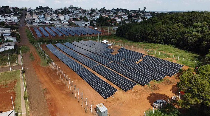 Ir para  <p>A primeira usina solar fotovoltaica de Erechim est&aacute; quase pronta. Dentro de 90 dias, toda esta estrutura moderna e inovadora, com capacidade de&nbsp;1MVA&nbsp;de...