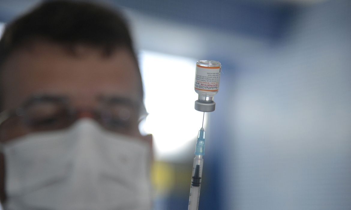 Ir para  <p>Come&ccedil;a a ser aplicada&nbsp;hoje&nbsp;(27) em todo o pa&iacute;s a vacina bivalente contra a covid-19. De acordo com o Minist&eacute;rio da Sa&uacute;de, a vacina&nbsp;melhora a imunidade contra o...