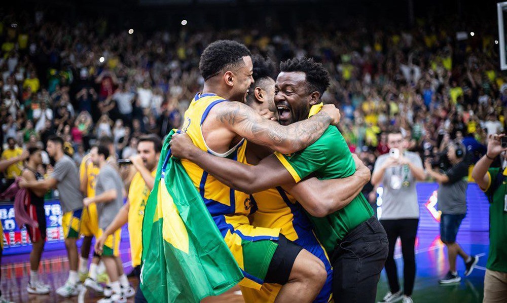 Ir para  <p><big>A sele&ccedil;&atilde;o brasileira carimbou a t&atilde;o sonhada vaga para a Copa do Mundo de Basquete na noite de domingo (26), no &uacute;ltimo confronto das Eliminat&oacute;rias, ao derrotar os Estados...