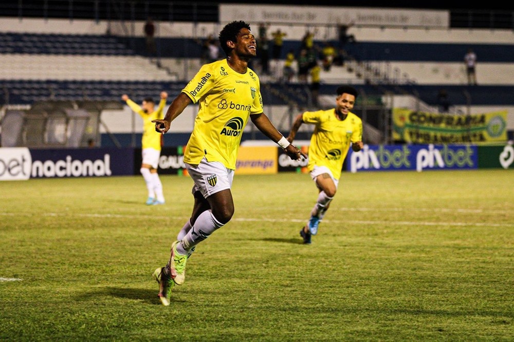 Ir para  <p><big>Na noite desta ter&ccedil;a-feira (28), o canarinho atropelou o Esportivo e venceu por 3 a 0, no est&aacute;dio Montanha dos Vinhedos, em Bento Gon&ccedil;alves, pela nona rodada do Campeonato Ga&uacute;cho. Os...