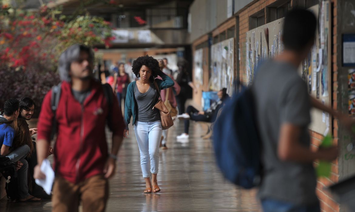 Ir para  <p>Estudantes aprovados na chamada regular do Sistema de Sele&ccedil;&atilde;o Unificada (Sisu) do primeiro semestre de 2023 podem fazer a matr&iacute;cula. O prazo come&ccedil;a nesta quinta-feira (2) e segue at&eacute;...