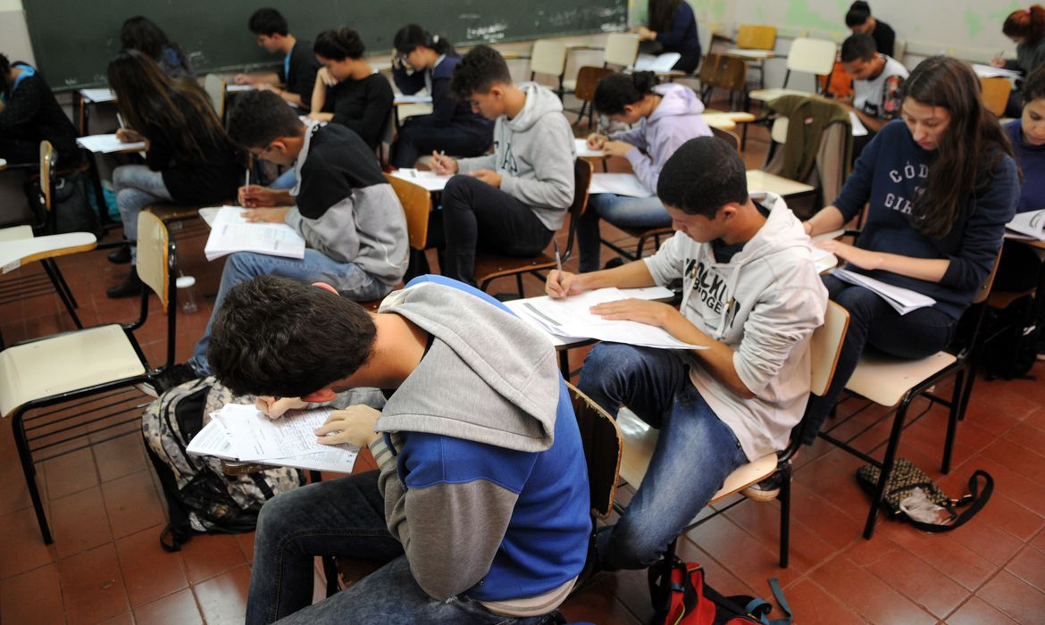 Ir para  <p>O Minist&eacute;rio da Educa&ccedil;&atilde;o (MEC) abriu consulta p&uacute;blica para avalia&ccedil;&atilde;o e reestrutura&ccedil;&atilde;o da pol&iacute;tica nacional de ensino m&eacute;dio. A...