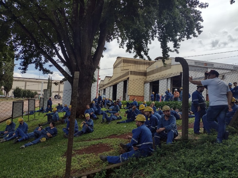 Ir para  <p><big>Desde quinta-feira (9), os colaboradores da empresa Intecnial de Erechim, paralisaram as atividades. Eles protestam contra o atraso no pagamento dos sal&aacute;rios. Conforme o Sindicato dos Metal&uacute;rgicos, a...
