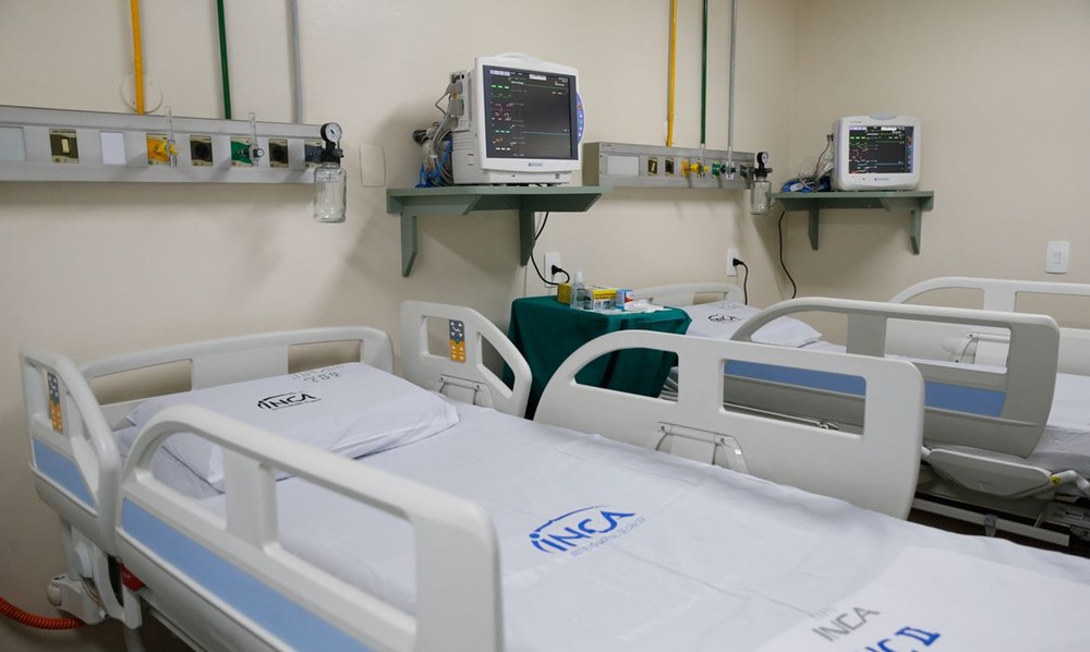 Ir para  <p><big>Em m&eacute;dia, 265&nbsp;brasileiros s&atilde;o internados diariamente no Sistema &Uacute;nico de Sa&uacute;de (SUS) por complica&ccedil;&otilde;es graves relacionadas ao c&acirc;ncer de...