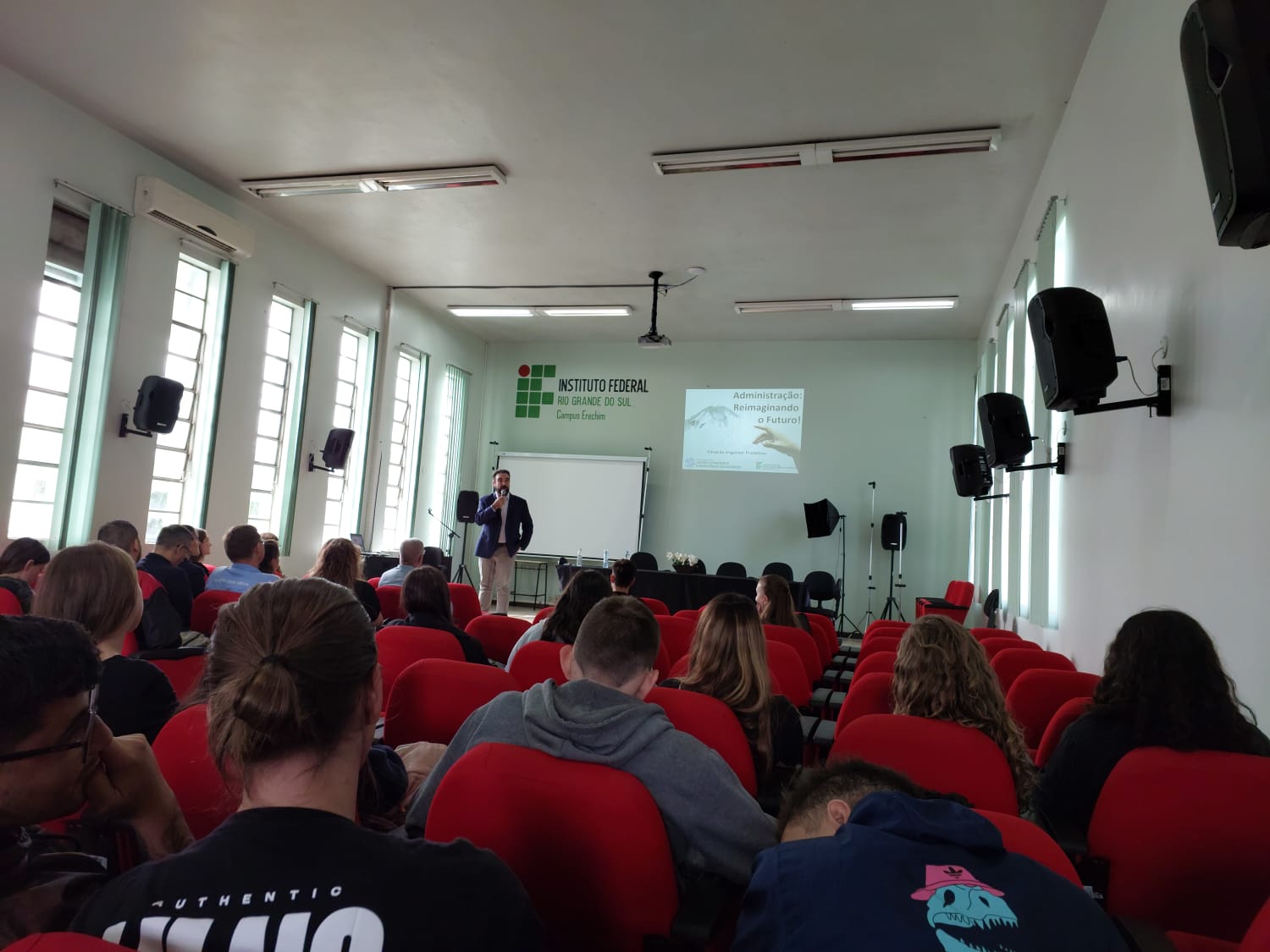 Ir para  <p>Na manh&atilde; do dia 06 de mar&ccedil;o&nbsp;o Bacharelado em Administra&ccedil;&atilde;o iniciou suas atividades com a realiza&ccedil;&atilde;o de uma aula inaugural. A Coordenadora do Bacharelado em...