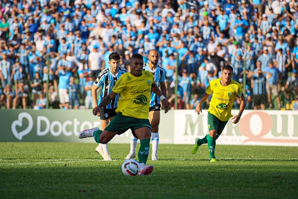 Ir para  <p><big>Em um jogo de tempos distinto, canarinho venceu o tricolor de virada por 2 a 1, na tarde deste domingo (19), no est&aacute;dio Colosso da Lagoa, pela primeira partida da semifinal do Campeonato Ga&uacute;cho. Os gols...