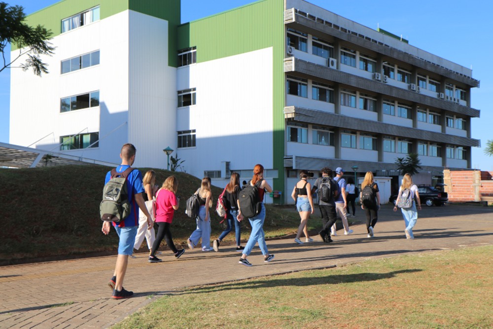 Ir para  <p><big>Para realizar o sonho de estudar Arquitetura e Urbanismo, Elilton Fernandes Bastos, 17 anos, enfrentou uma jornada de 3.196 quil&ocirc;metros desde o munic&iacute;pio de Benjamin Constant, no interior do Amazonas,...