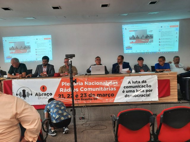 Ir para  <p><big>Ap&oacute;s intensa mobiliza&ccedil;&atilde;o das r&aacute;dios comunit&aacute;rias, realizada, sobretudo, por conta da Plen&aacute;ria Nacional das R&aacute;dios Comunit&aacute;rias, que...