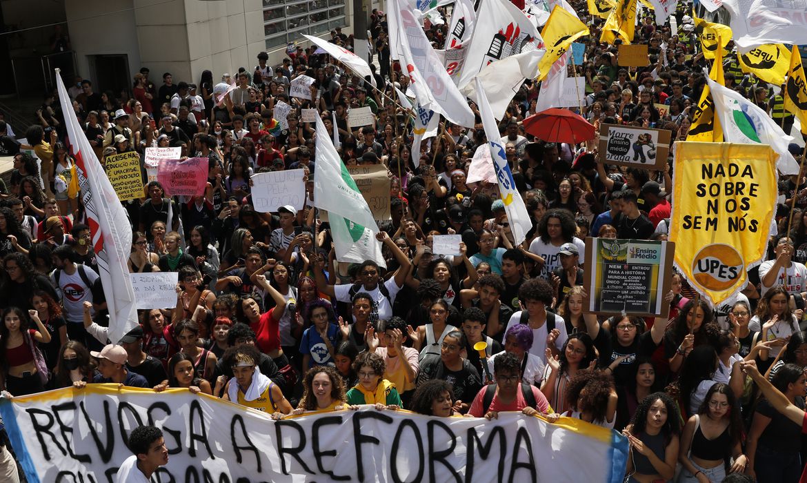 Ir para  <p>A&nbsp;<a href="https://agenciabrasil.ebc.com.br/educacao/noticia/2023-04/governo-suspende-cronograma-de-implementacao-do-novo-ensino-medio" target="_blank">suspens&atilde;o por 60...