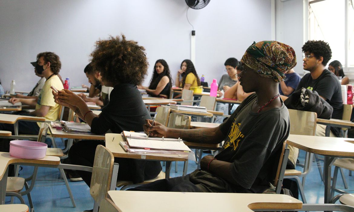 Ir para  <p><big>Os participantes que manifestaram interesse em disputar uma bolsa do Programa Universidade Para Todos (Prouni) pela lista de espera j&aacute; podem conferir se foram pr&eacute;-selecionados para o Programa. O resultado...