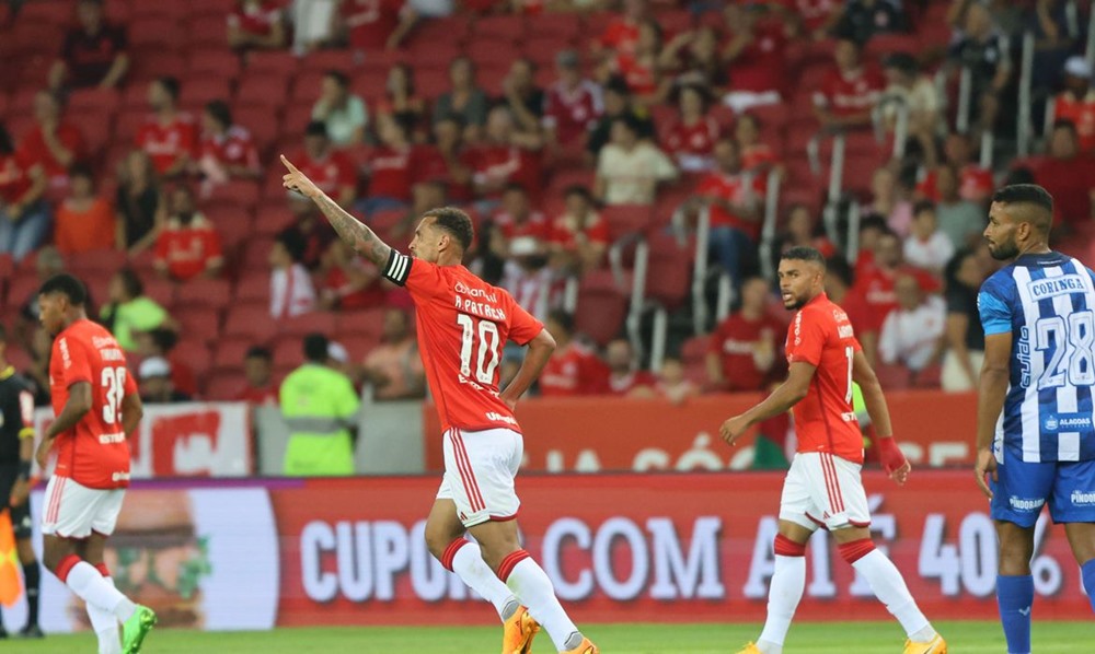 Ir para  <p><big>Gra&ccedil;as ao brilho de Alan Patrick o Internacional derrotou o CSA, de virada, por 2 a 1, na noite desta ter&ccedil;a-feira (11) no est&aacute;dio do Beira Rio, em Porto Alegre, pela ida da terceira fase da...