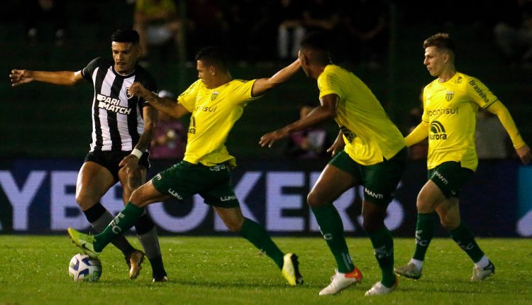 Ir para  <p>O time verde-amarelo perdeu por 2 a 0, para o clube da estrela solit&aacute;ria, na noite desta quarta-feira (12), no est&aacute;dio Colosso da Lagoa, pelo jogo de ida da terceira fase da Copa do Brasil. Os gols do time carioca...